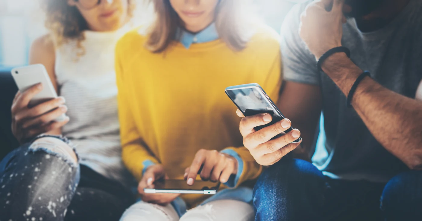 Tinerii plătesc bani grei pentru a scăpa de fobia de a vorbi la telefon. Cât costă o oră de terapie