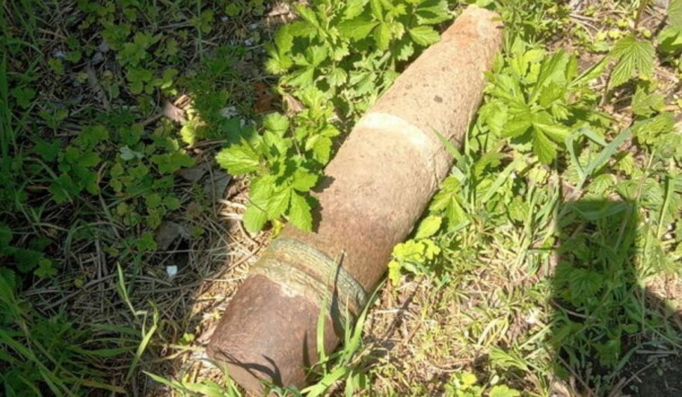 Doi vecini dintr-un sat dâmbovițean s-au CERTAT pe un obuz neexplodat, din Al Doilea Război Mondial