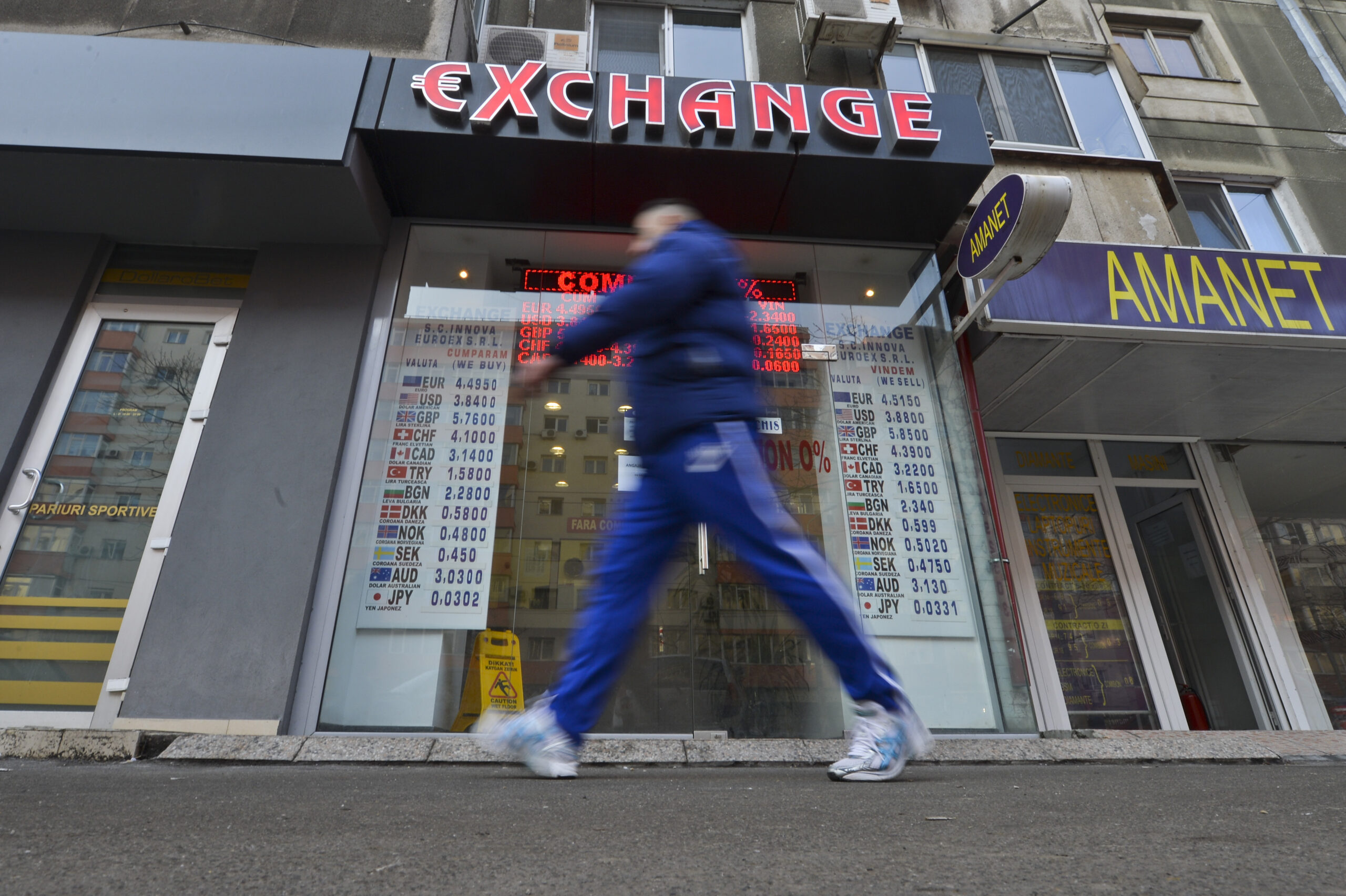 Patronii unei case de schimb valutar din Câmpina, soț și soție, au fost jefuiți