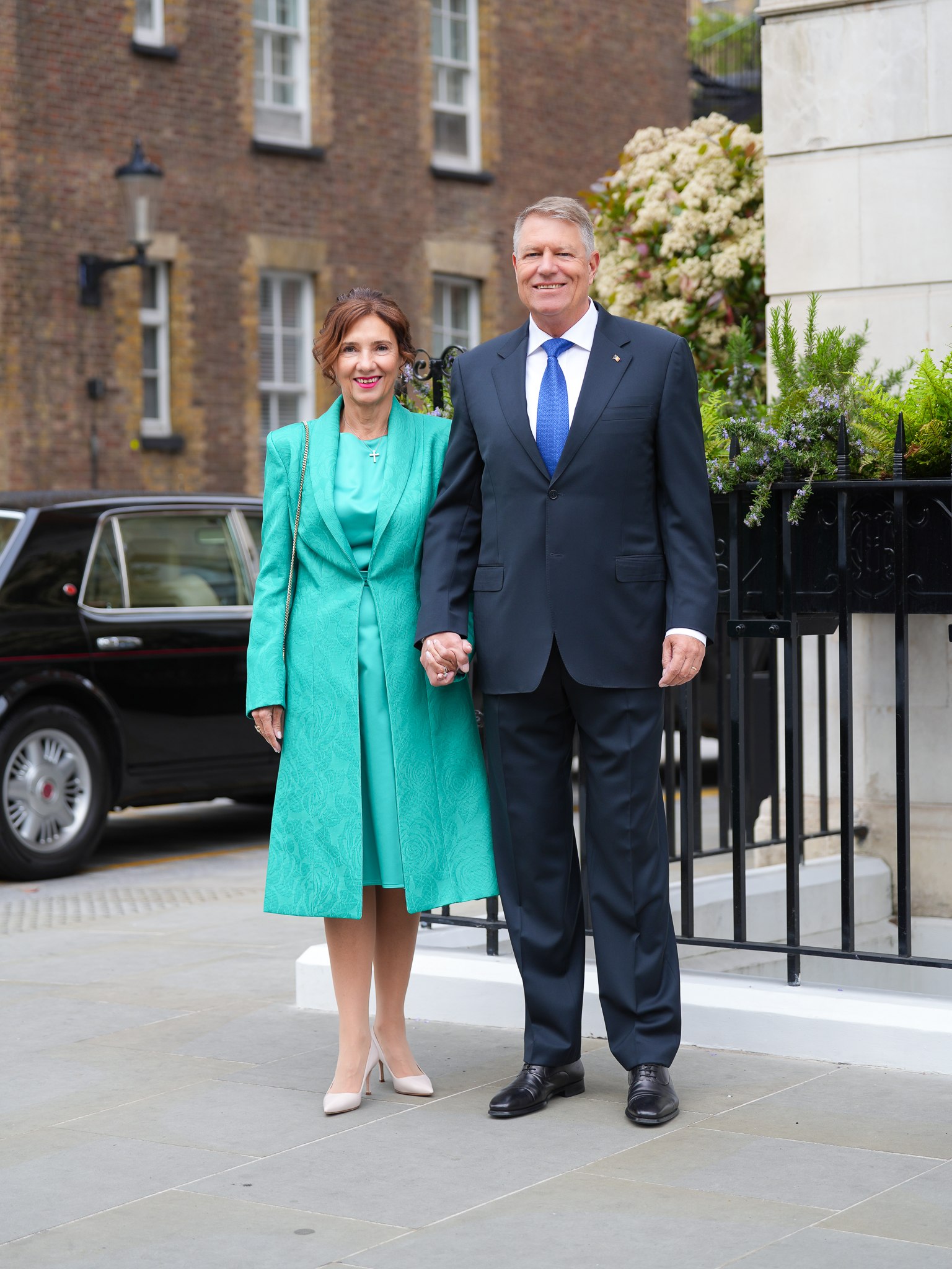 Klaus Iohannis participă la încoronarea Regelui Charles. S-a pozat alături de soția sa în Londra