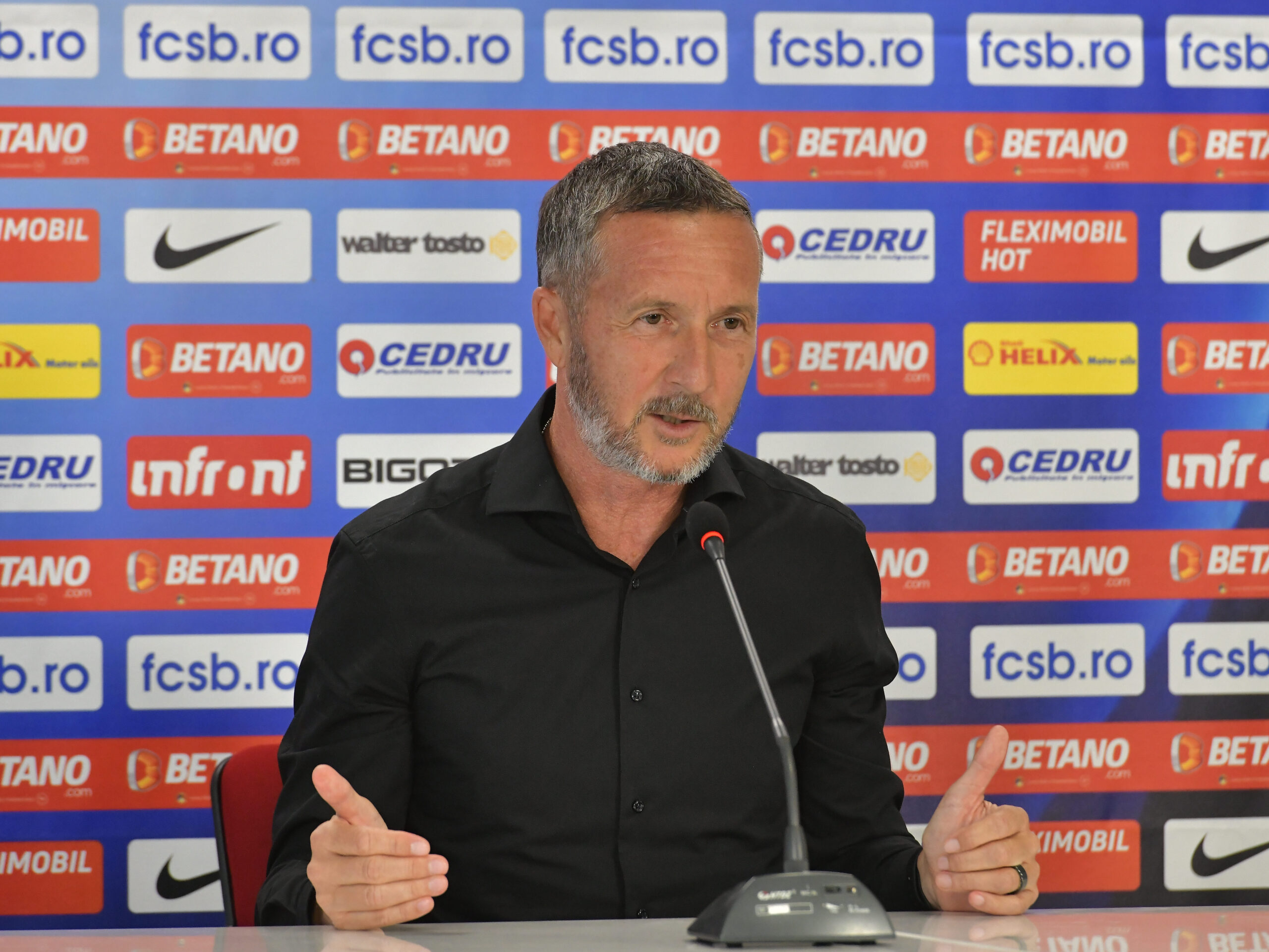 Mihai Stoica sare în apărarea fotbalistului de la FCSB acuzat că nu e atent la meci