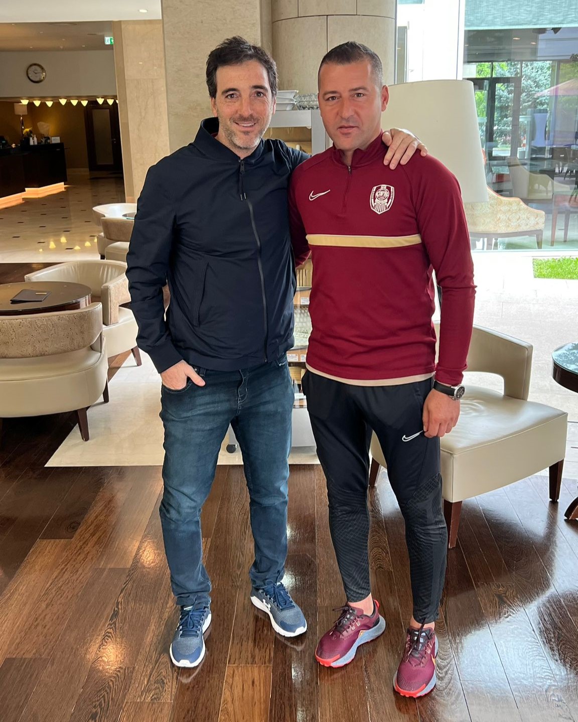 Vizită surpriză în cantonamentul campioanei României înaintea derby-ului FCSB – CFR Cluj! Fostul fotbalist de la Inter îi susține pe ardeleni la duelul de pe Arena Națională