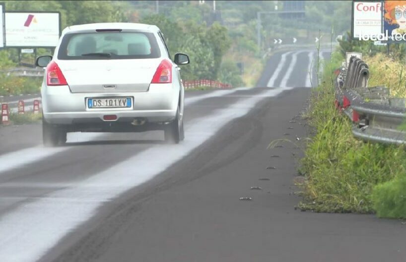 Aeroport din Italia, închis, după ce vulcanul Etna a erupt! Pe străzile din Sicilia plouă cu cenușă