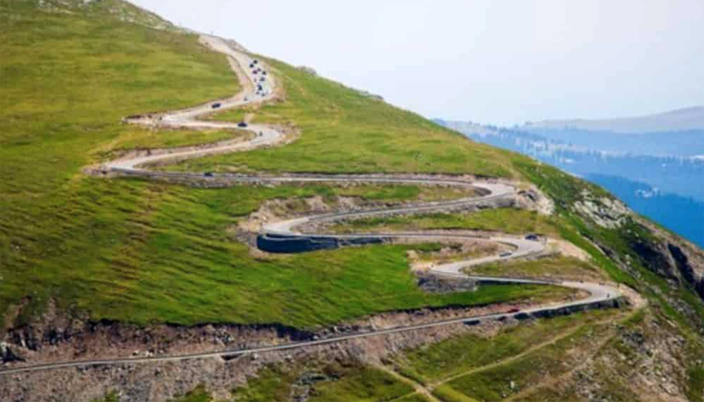 Șoseaua supranumită „noua Transalpina” din România. Puțini turiști și șoferi știu de existența ei