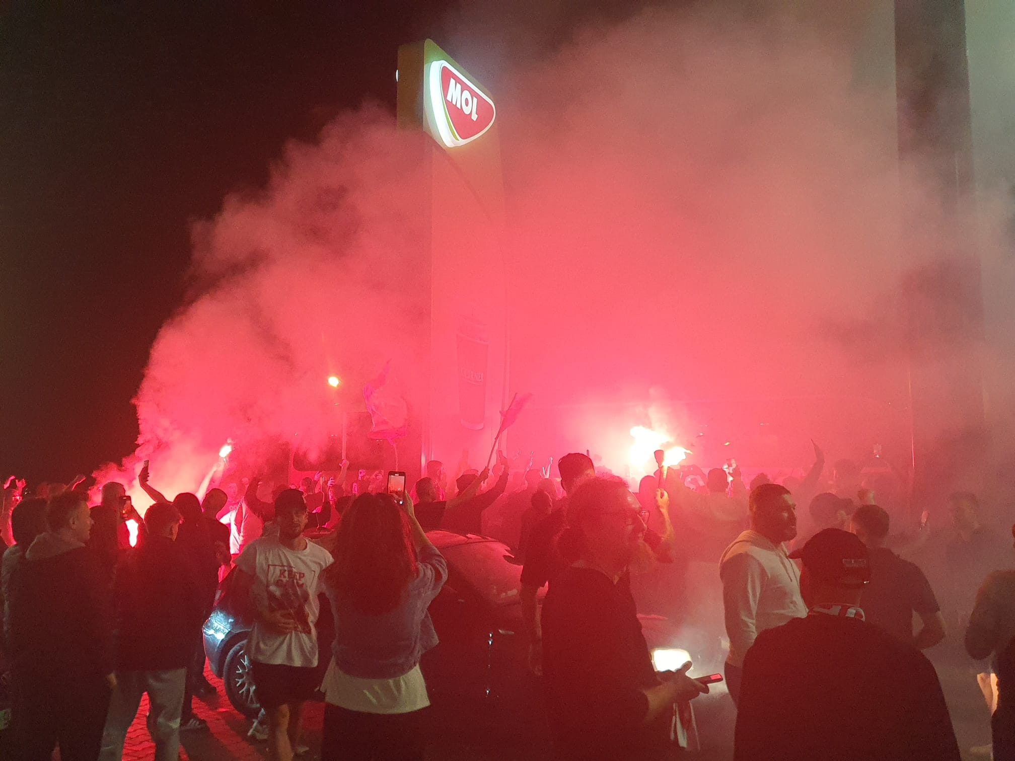 fanii au sărbătorit cu jucătorii pe drum, la stadionul din Ştefan cel Mare şi la statuia lui Cătălin Hîldan! VIDEO