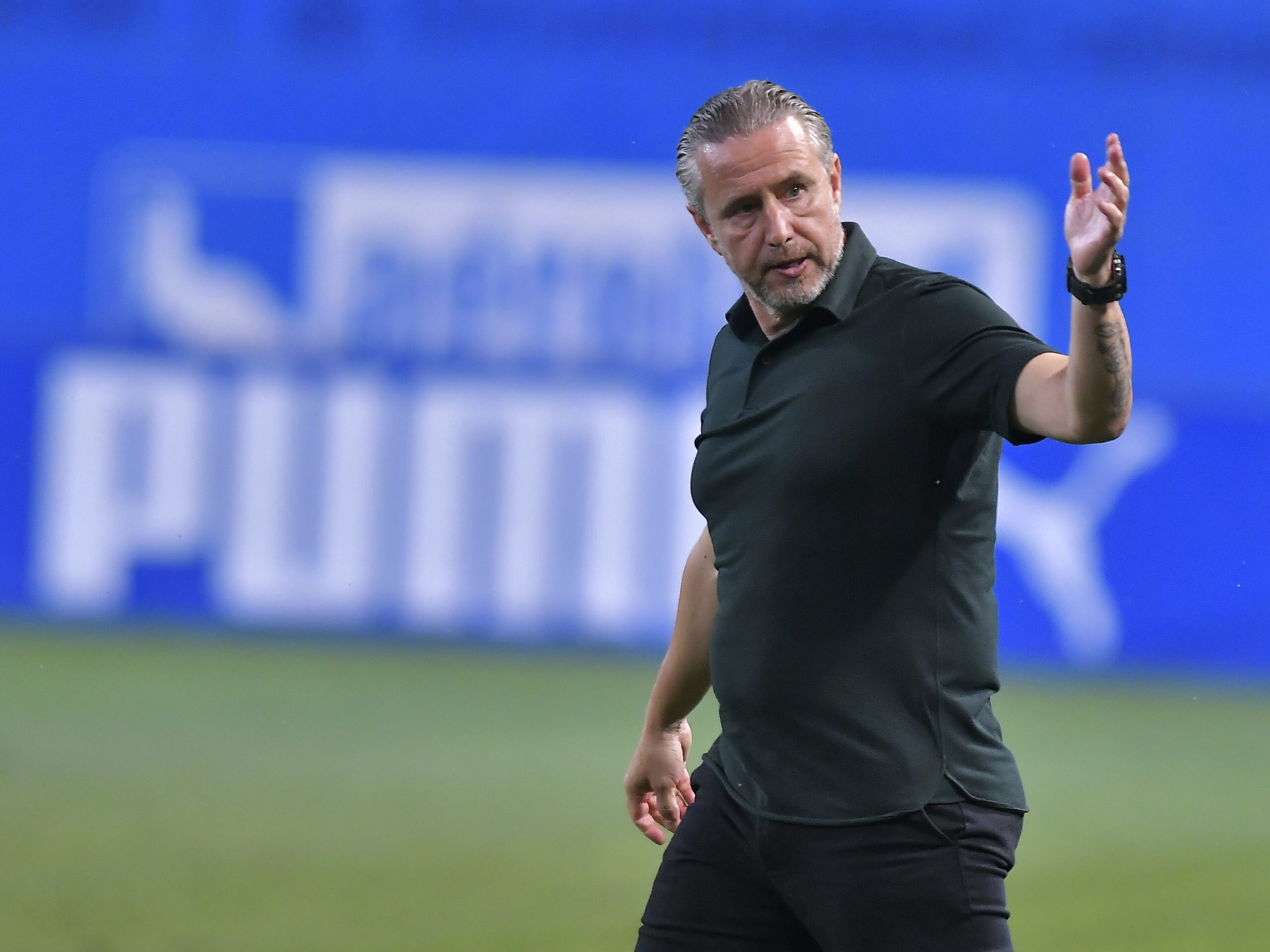 Reghecampf se umple de bani dacă e dat afară de la Neftchi Baku