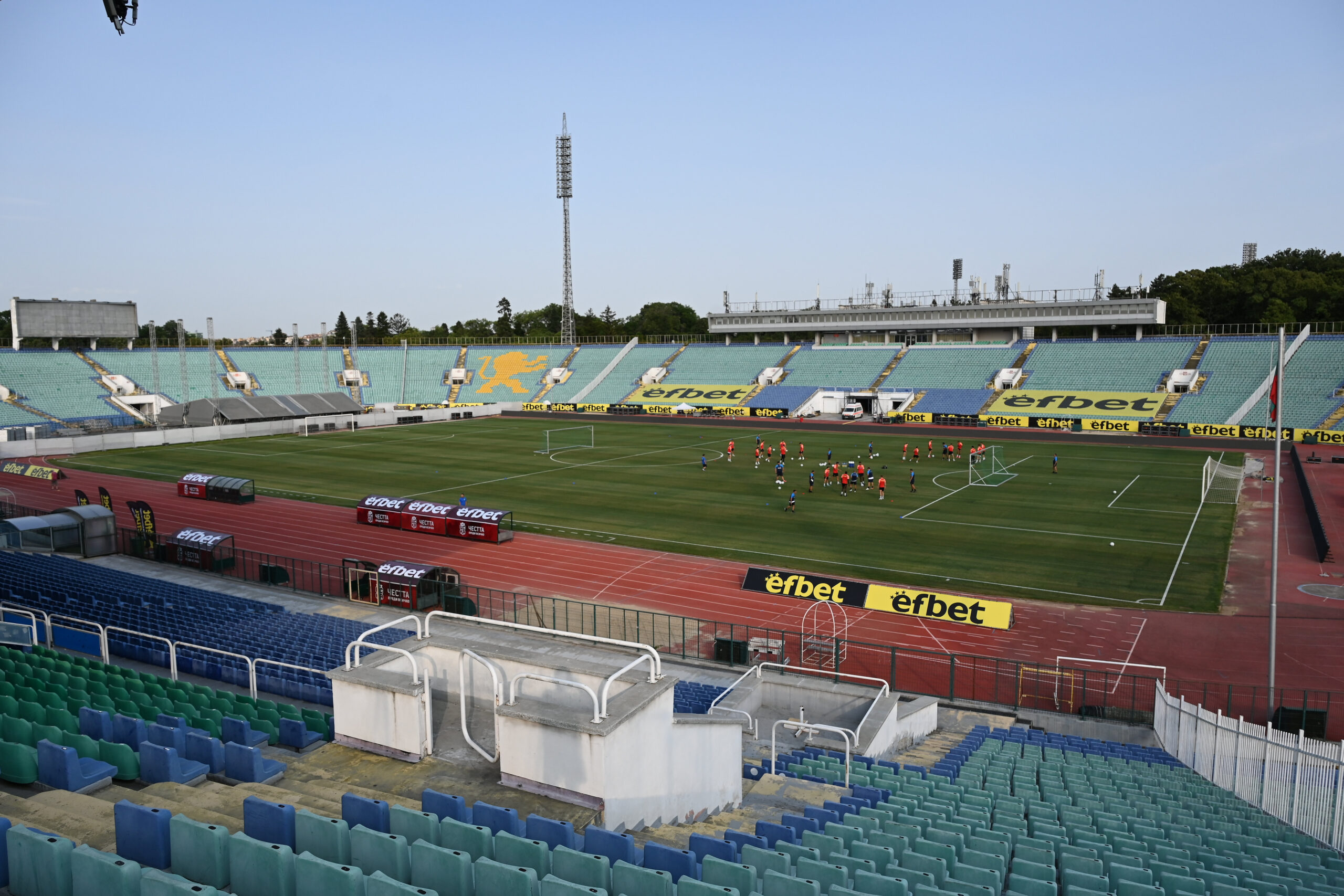 și la prezentarea tricourilor elevii lui Charalambous au avut mai mulți oameni