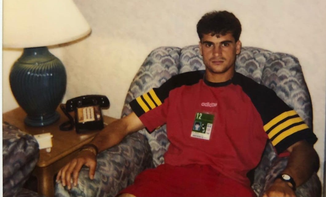 Poveștile inedite ale ”tricolorului” ajuns la CM 1994 după ce a fost copil de mingi în Ghencea în sezonul cuceririi Cupei Campionilor. ”Îi înfruntam fără teamă la antrenamente pe Iovan și Bumbescu. Îl invidiam pe Lăcătuș ce ușor obținea penalty”. Păstrează acasă tricoul lui Kennet Andersson de la drama cu Suedia! | VIDEO EXCLUSIV