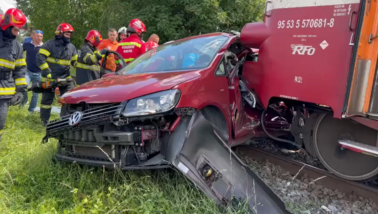 O mașină a fost lovită de tren în Brașov