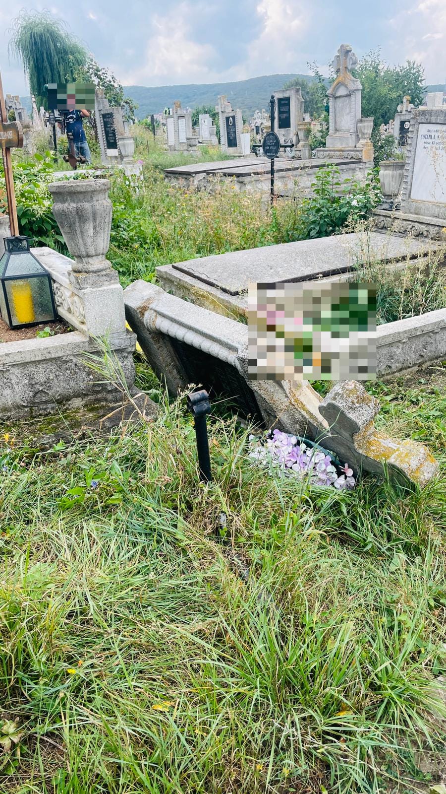 O femeie din Cluj a murit după ce o cruce a căzut peste ea