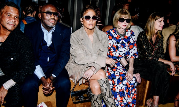 Apariții spectaculoase la New York Fashion Week. Ce ținute au purtat vedetele