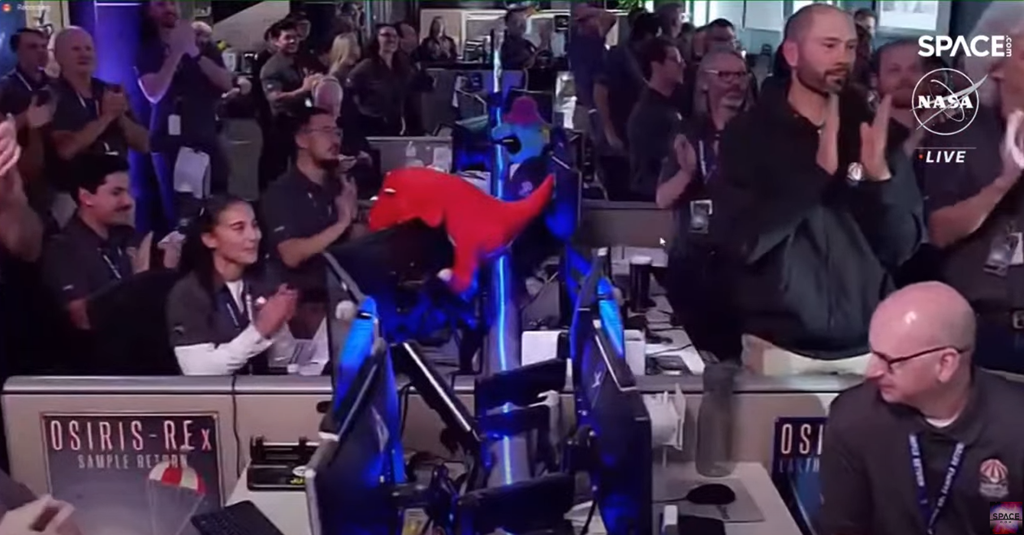 VIDEO. NASA și-a încheiat misiunea după șapte ani. Agenția spațială a eliberat cel mai mare asteroid adus vreodată pe Pământ