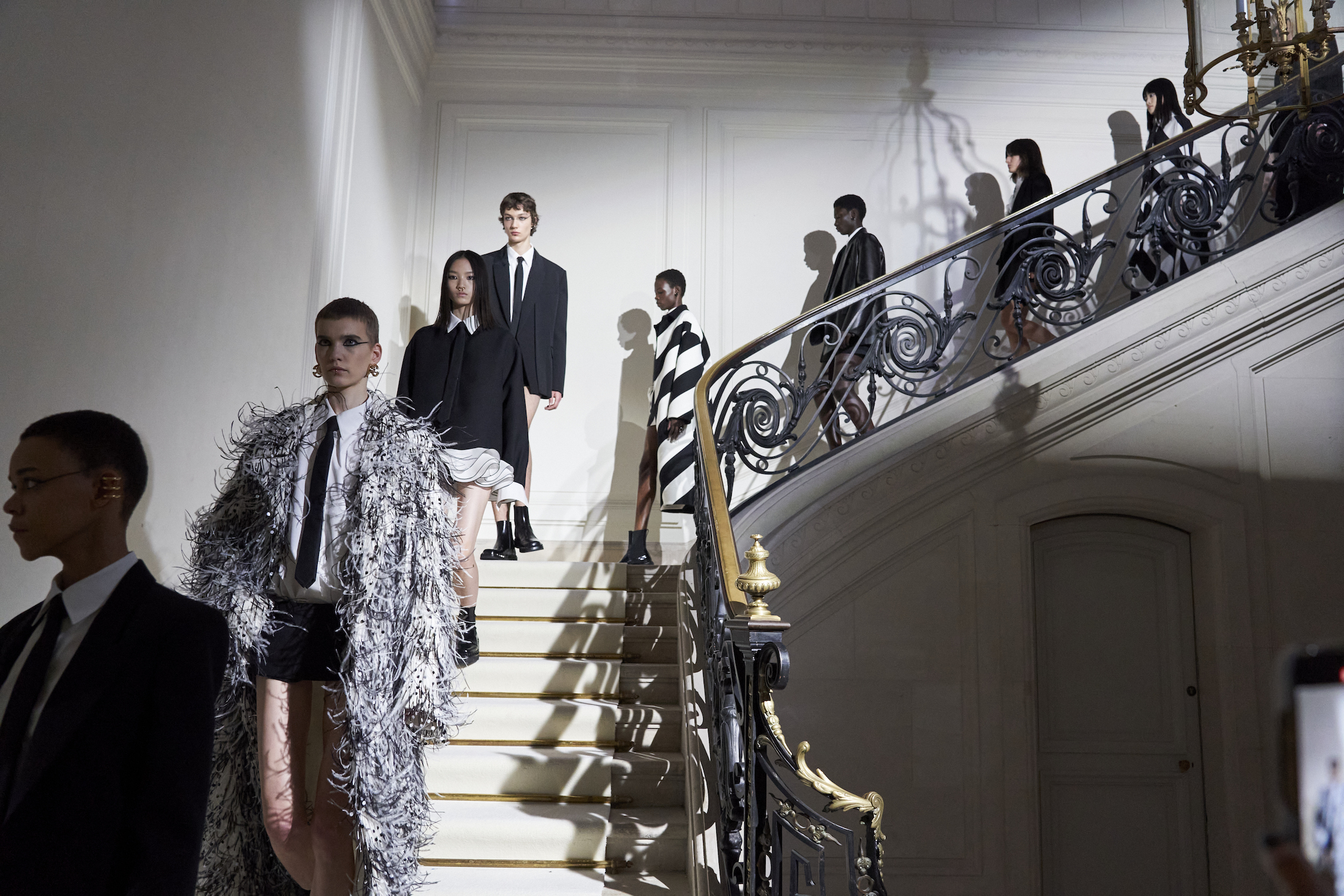 Ce mai este nou în modă? Valentino lansează colecția Black Tie, cu Kaia Gerber în prim plan