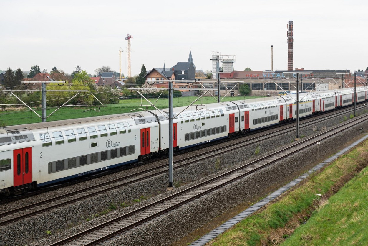 Doi români au FURAT 2,5 kilometri de cabluri de cupru de cale ferată, în Belgia