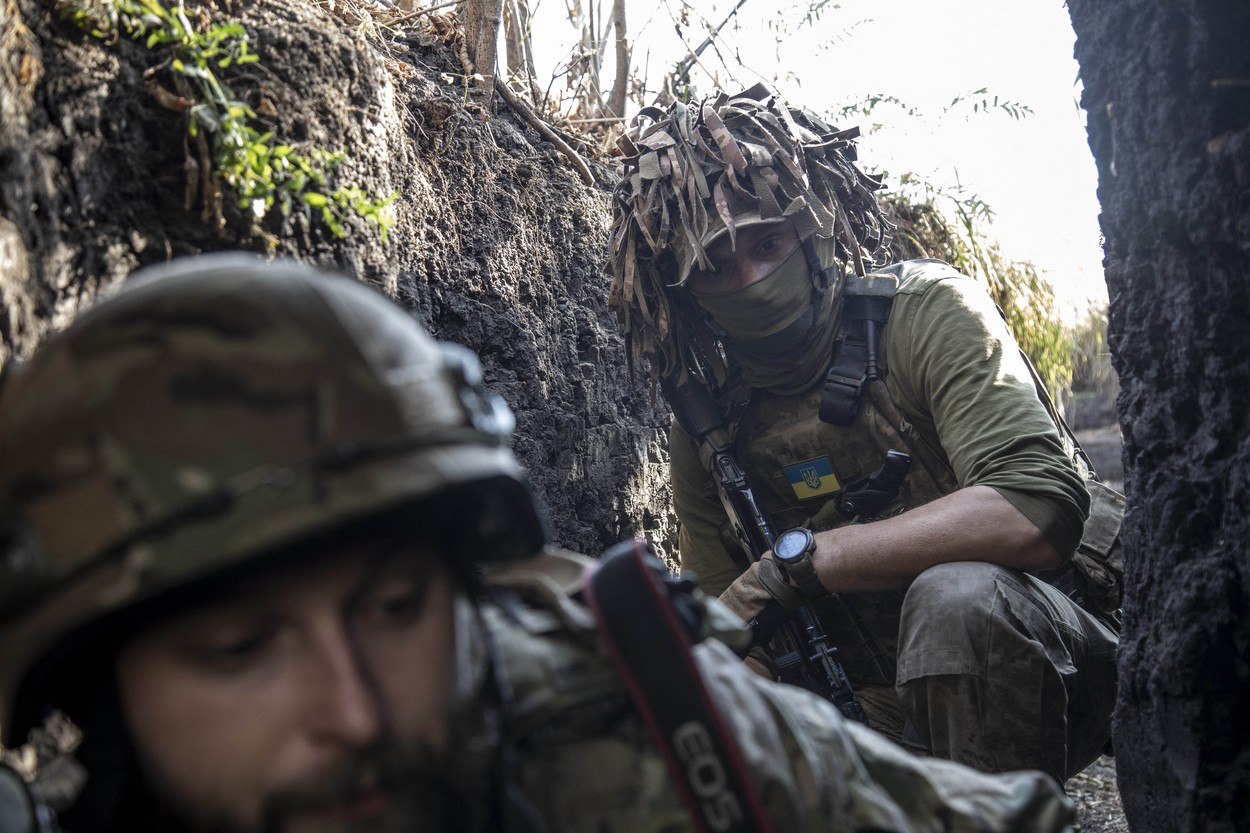 O mână de ucraineni aflați în tranșee au măcelărit sute de ruși, s-a plâns un soldat