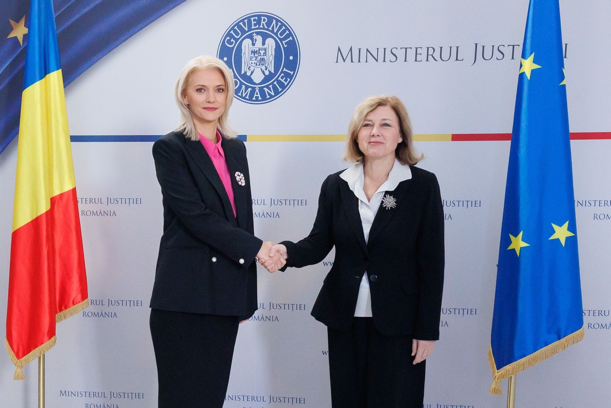 Întrevedere Gorghiu – Jourova. Tema pensiilor speciale și combaterea infracțiunilor în online, printre temele de pe agendă