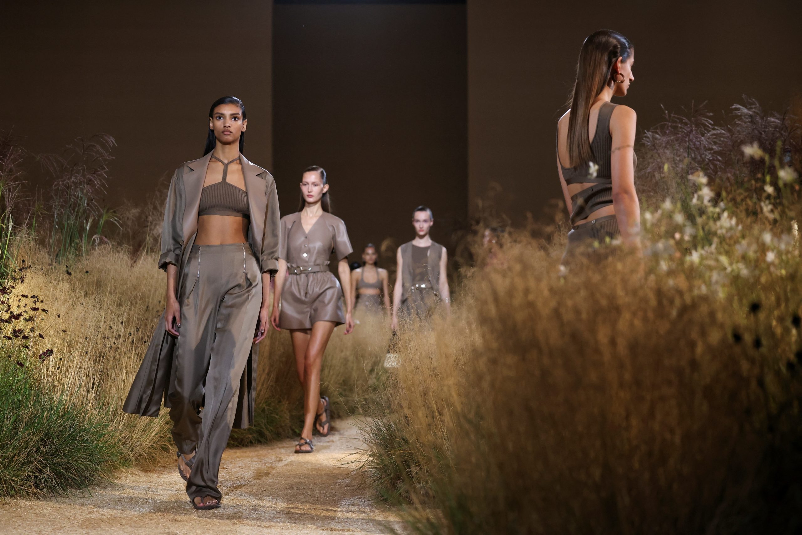 VIDEO. Hermès, Comme des Garçons și Alexander McQueen au defilat vineri seară, la Paris Fashion Week. Cum arată colecțiile primăvară-vară 2024