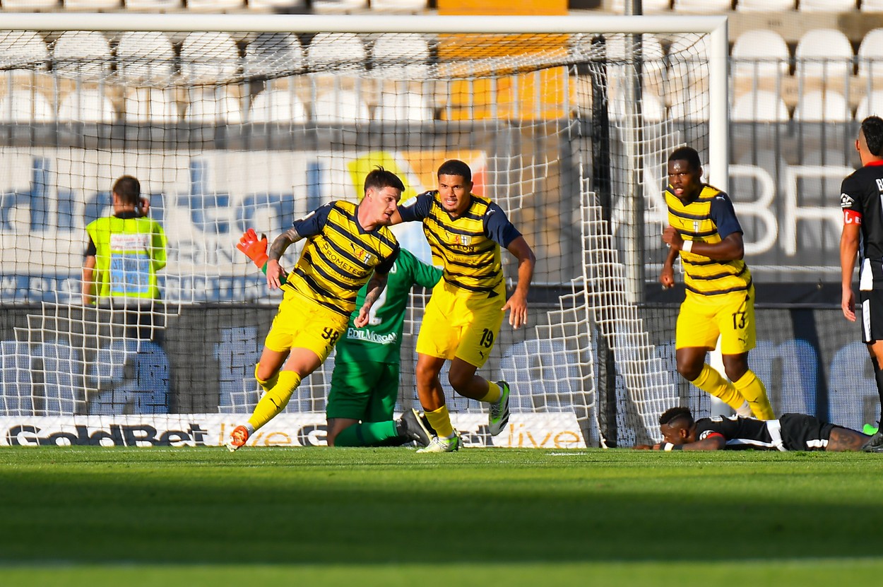 Dennis Man, Gabriel Jesus de Serie B!