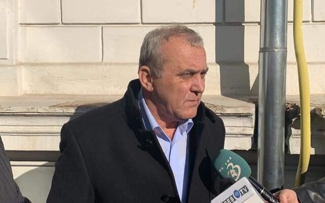 Schimb de favoruri pentru angajarea fiicei polițistului