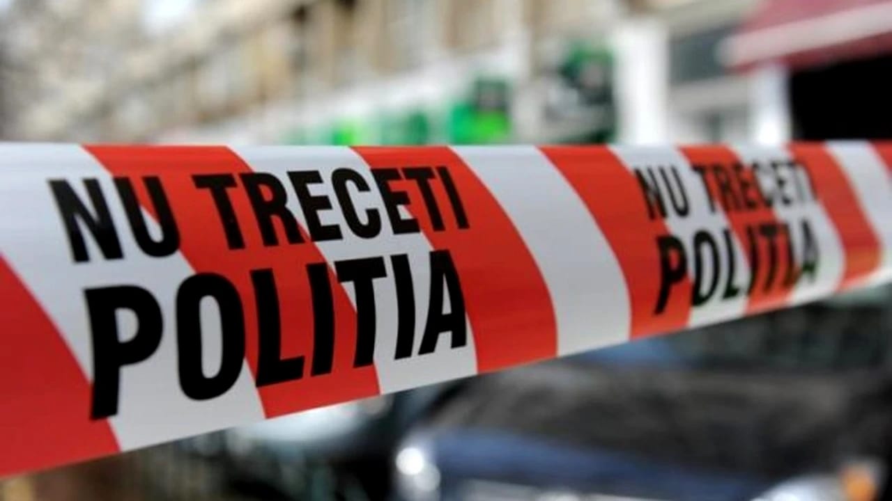O bucureșteancă a fost acuzată de omor, după ce s-a aruncat de la etajul 5 și a strivit o altă femeie care ieșea din bloc
