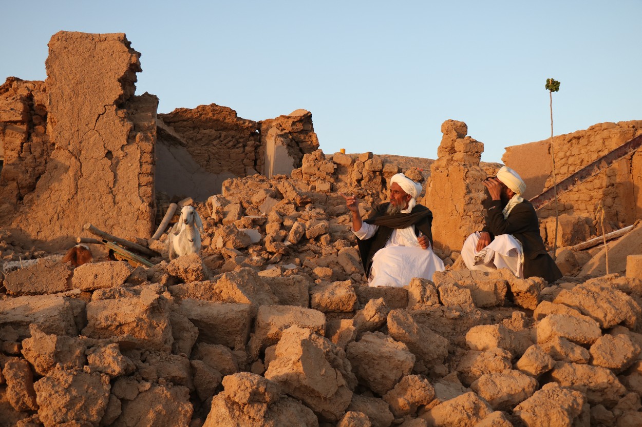 Cel puţin 320 de oameni au MURIT în Afganistan după o serie de cutremure