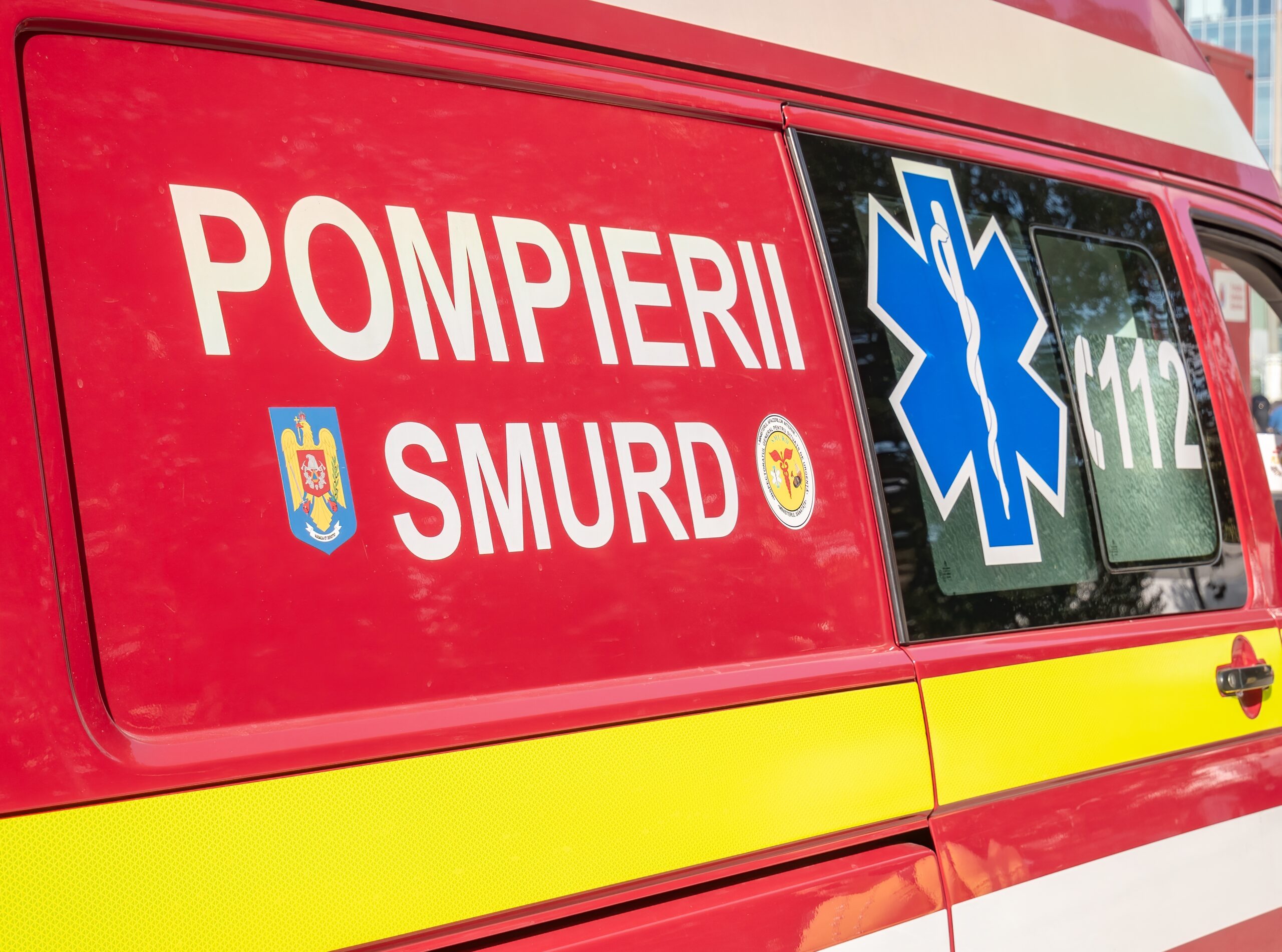 Un tânăr din județul Dâmbovița a aruncat BENZINĂ pe un vecin și i-a dat foc