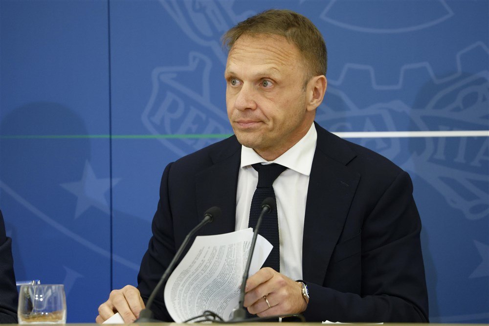 The Guardian: Un ministru italian a forțat un tren de mare viteză să facă o oprire neprogramată
