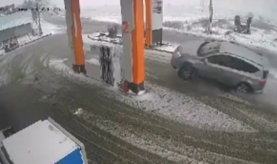 O șoferiță a fost la un pas de TRAGEDIE după ce a „zburat” printr-o stație PECO din cauza derapajului pe gheață
