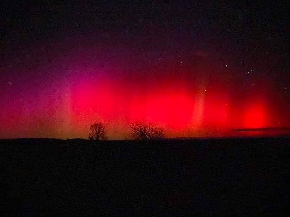 Aurora Boreală este vizibilă în această seară pe cerul României. Cum apare fenomenul