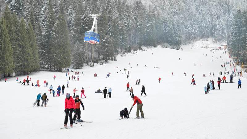 S-a deschis una din pârtiile de la Harghita-Băi. Hotelierii speră că zăpada așternută acum va rămâne pentru tot sezonul de iarnă