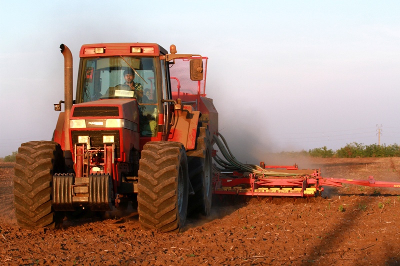 Veste bună pentru fermieri! Senatul a eliminat obligația ca șoferii de tractoare agricole să dețină permis pentru această categorie