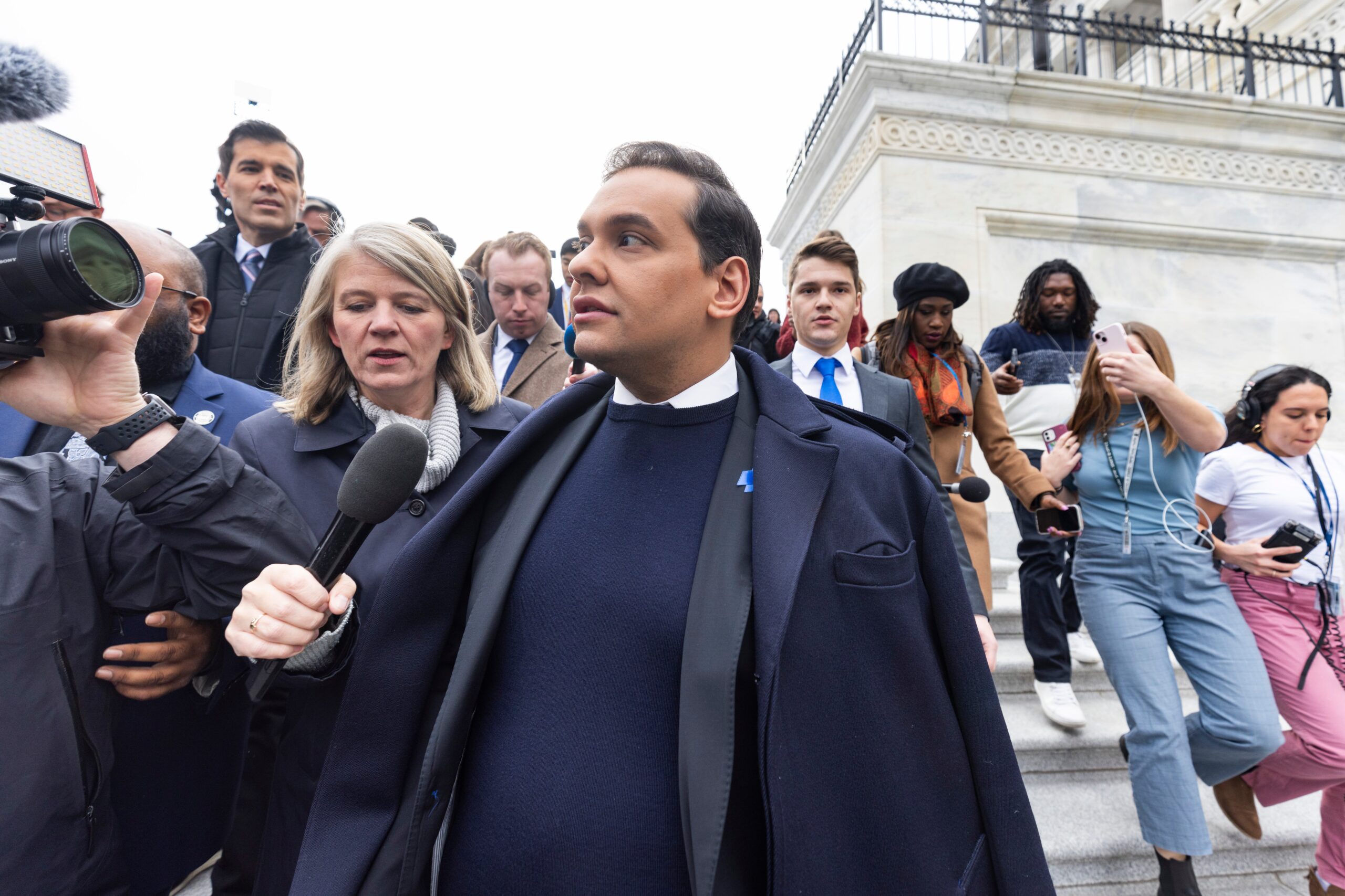 Lumea fantezistă a lui George Santos, congresmenul republican destituit din Congres într-un vot istoric