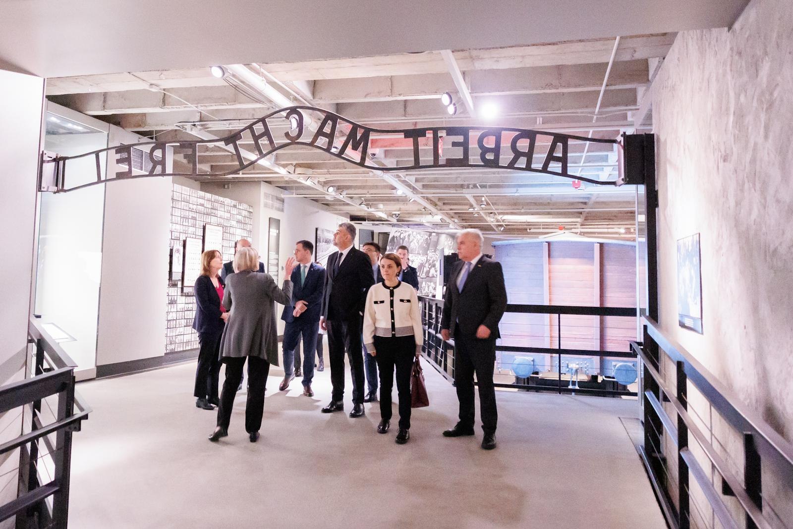 Marcel Ciolacu, la Muzeul Memorial al Holocaustului din Washington D.C. Cu cine urmeaza să se întâlnească premierul
