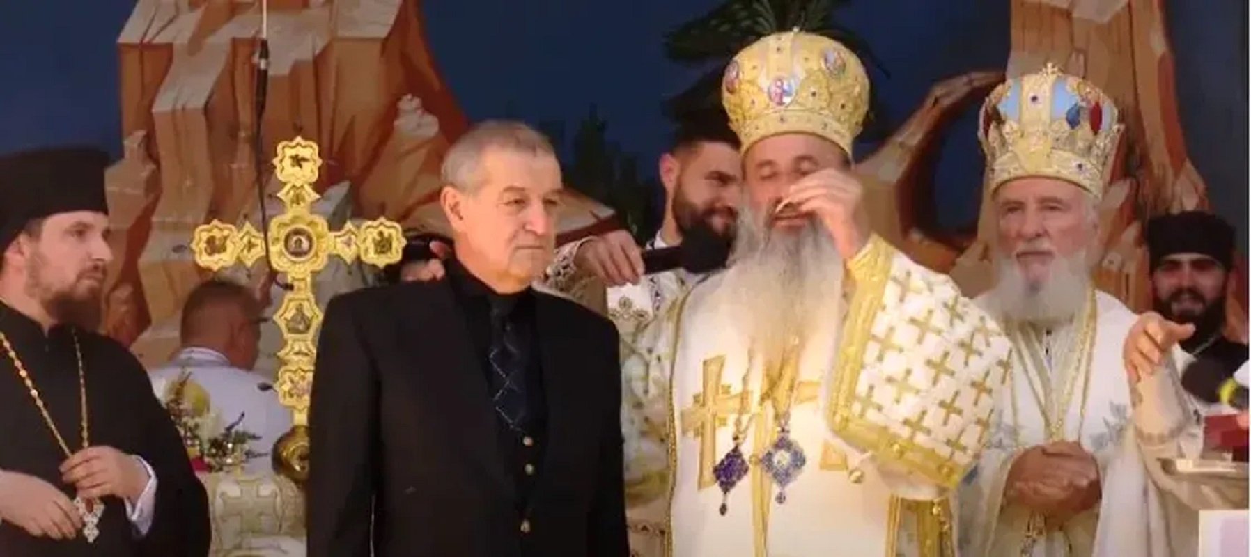 Cum a fost surprins Gigi Becali în timpul slujbei de la Catedrala Patriarhală!