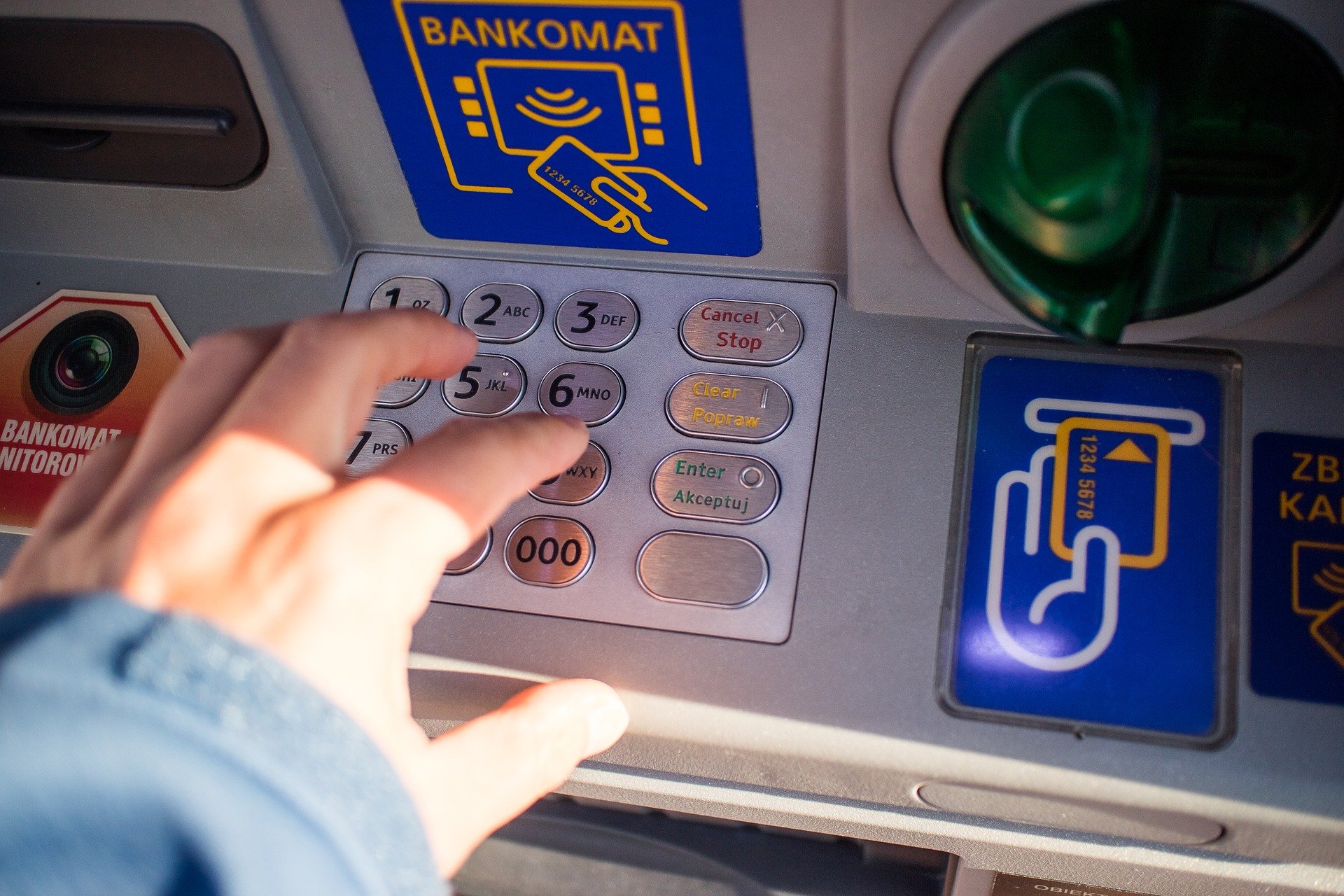 Un adolescent a furat caseta cu bani dintr-un ATM