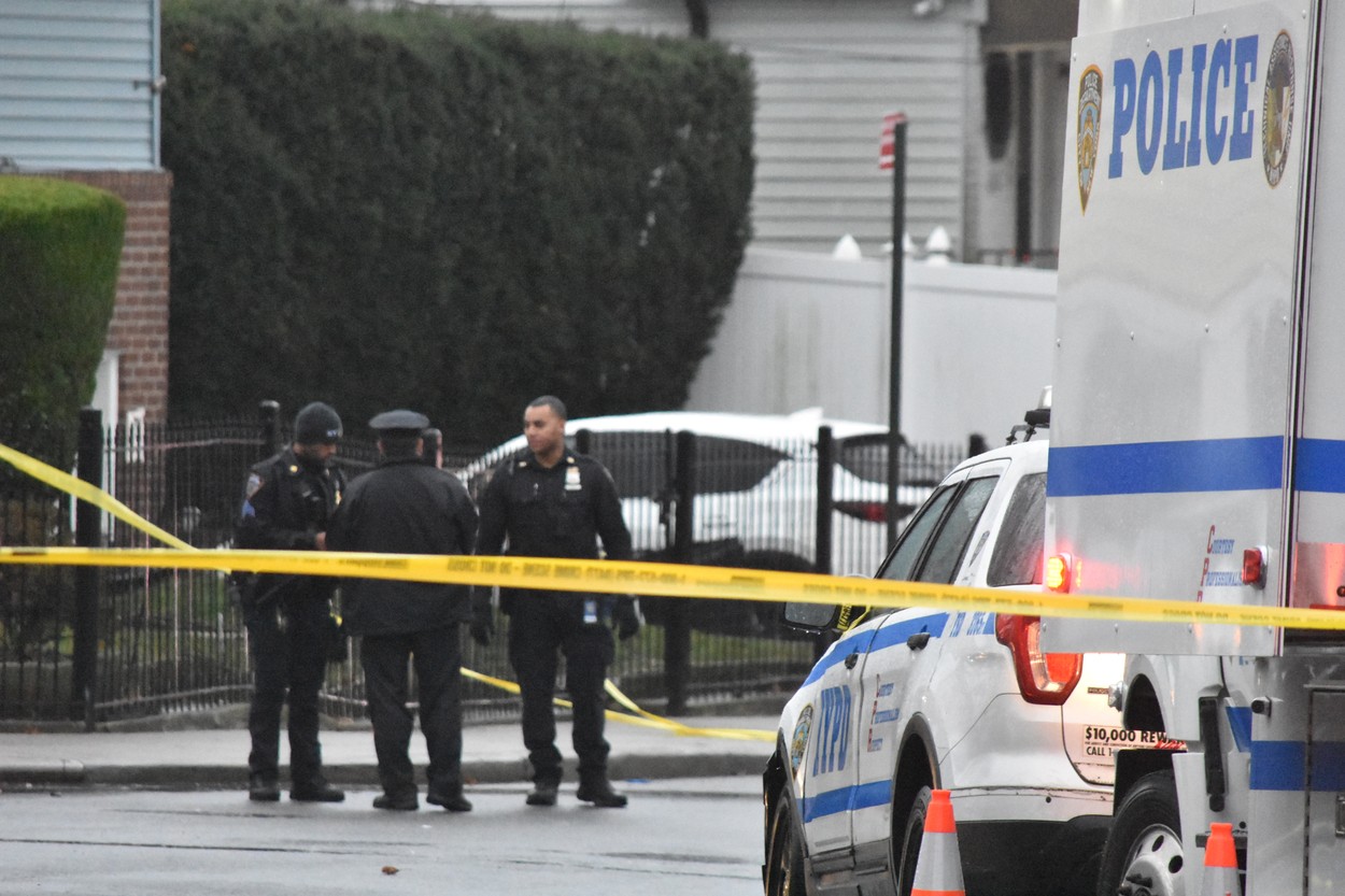 Doi adulți și doi copii au fost UCIȘI de un bărbat, rudă cu ei, în New York