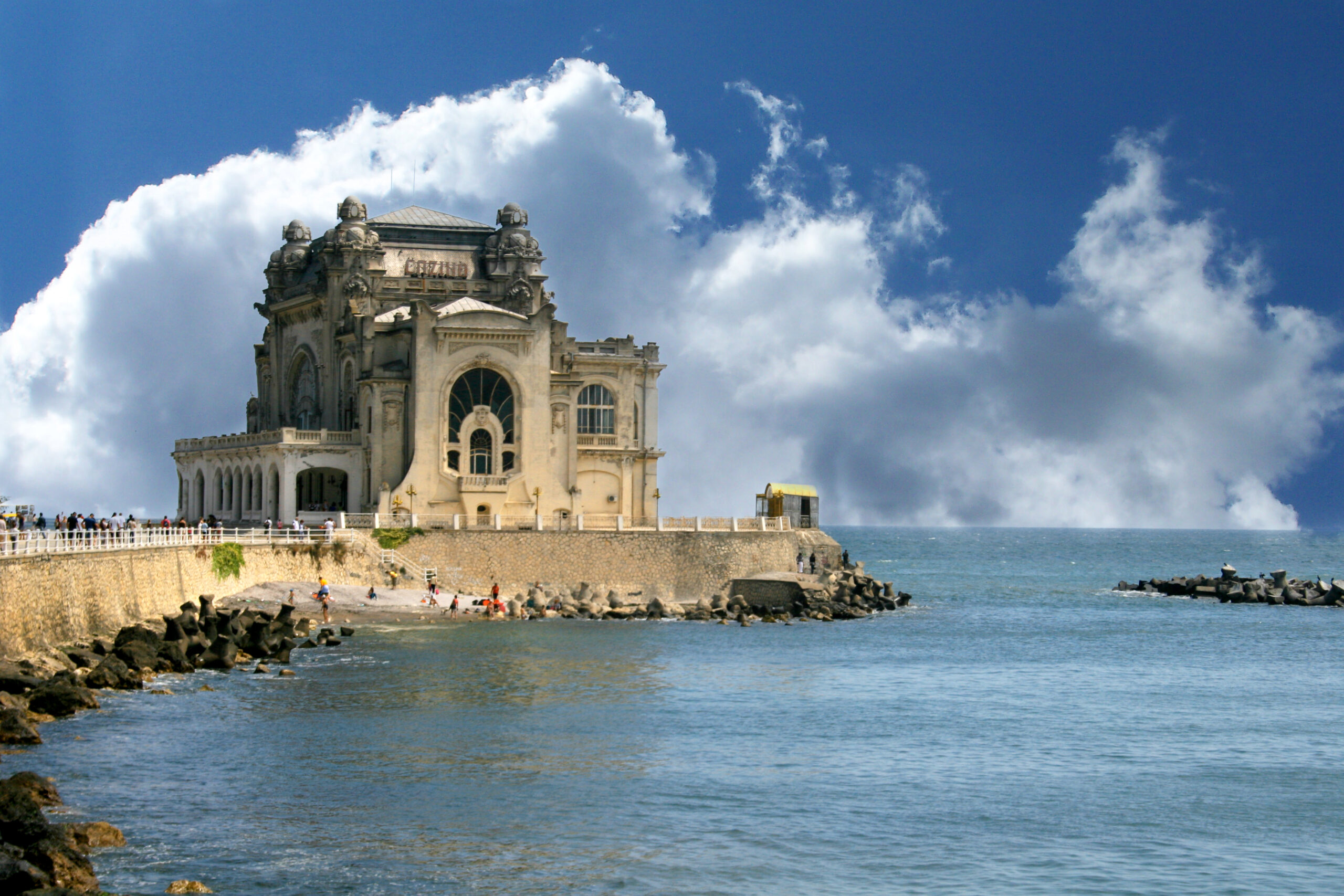 Turiștii se îndreaptă spre litoral pentru vacanța de Revelion. Cât costă o noapte de cazare