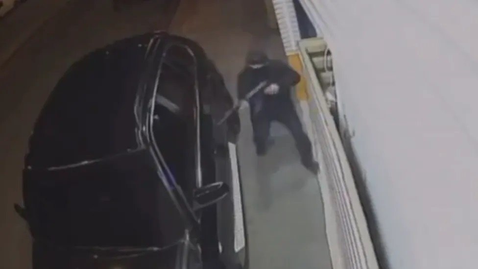 Crimă în stil mafiot la Atena. Un celebru lider interlop, ucis cu 90 de gloanțe trase dintr-un Kalasnikov