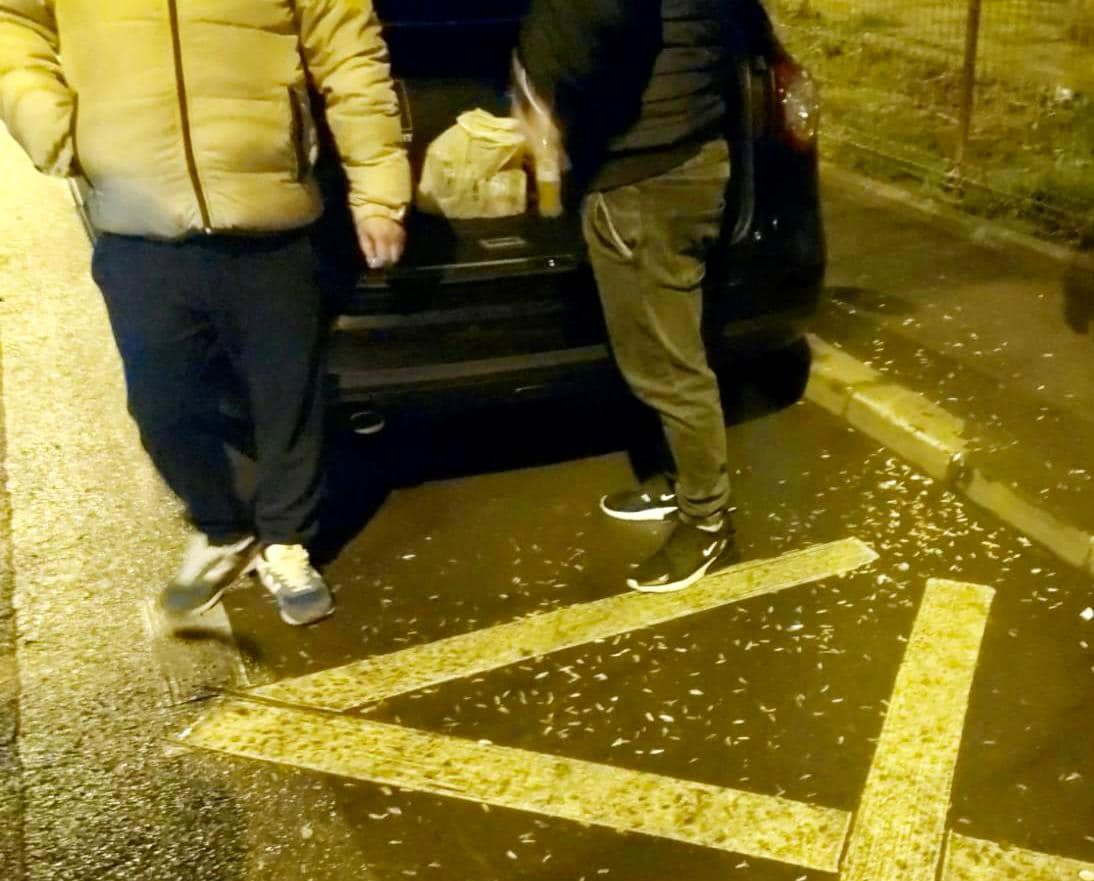 Ce au PĂȚIT patru bărbați din Sectorul 6 care au aruncat coji de semințe pe jos