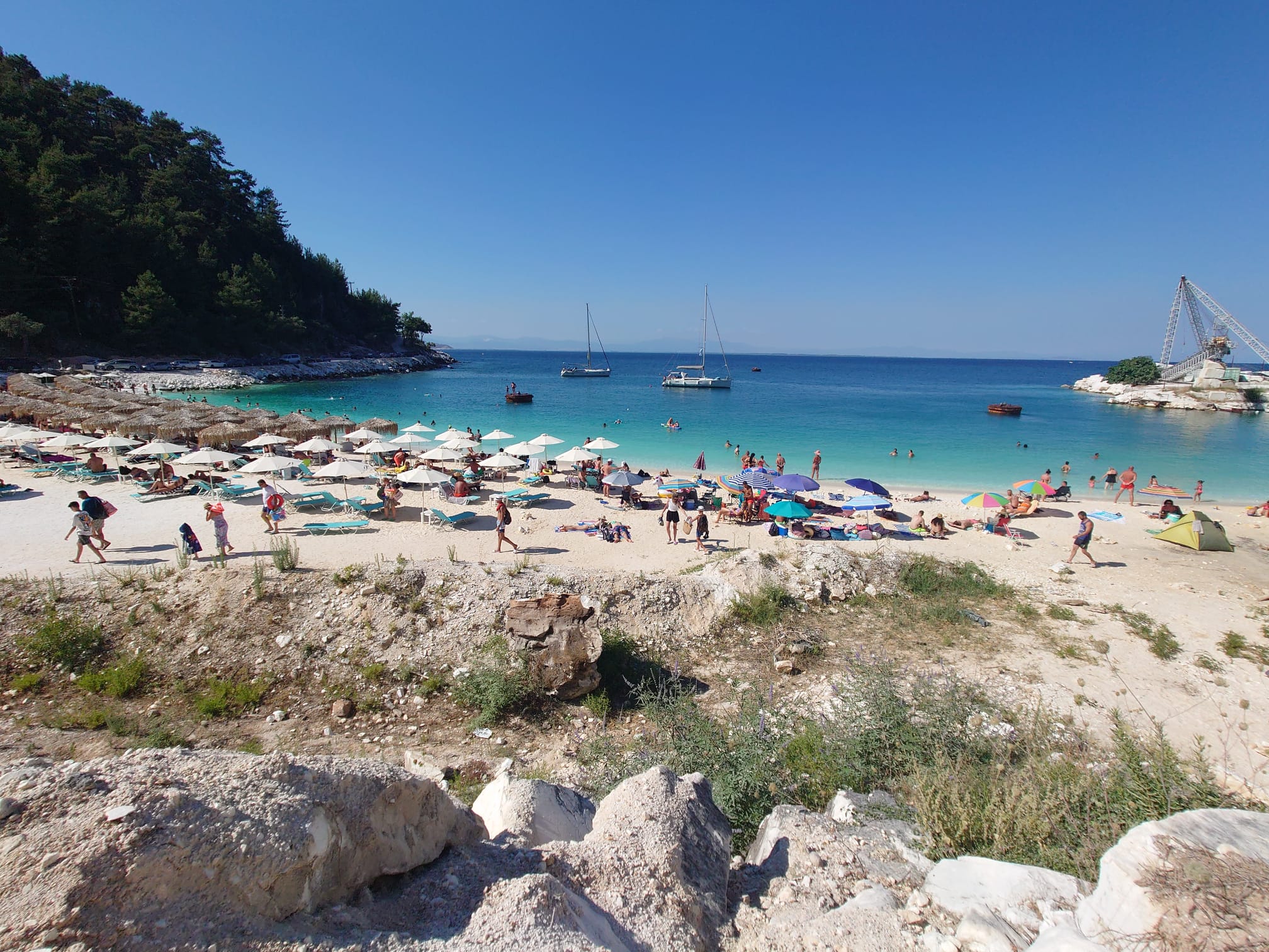 Grecia a introdus o nouă TAXĂ pentru turiști. Cât vor plăti pentru fiecare zi petrecută în destinația preferată de vacanță