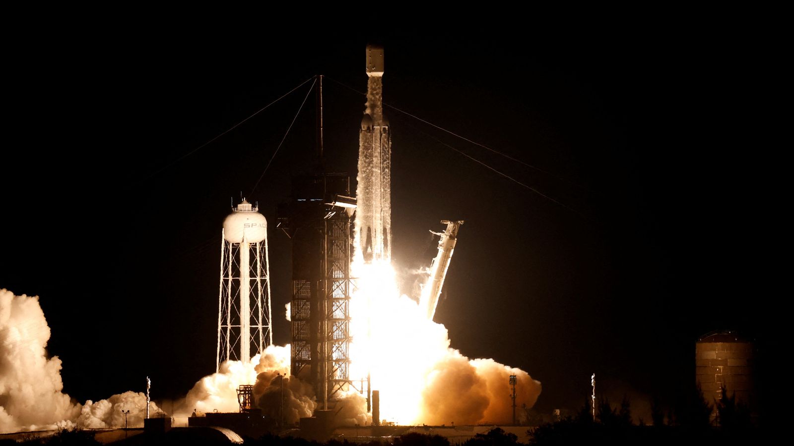 SpaceX semnează un acord pentru lansarea unei stații spațiale private. Care este planul?