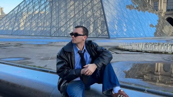 De 30 de ani, un tânăr din SUA zboara gratis cu United Airlines. Cine este Joshua Crawford?