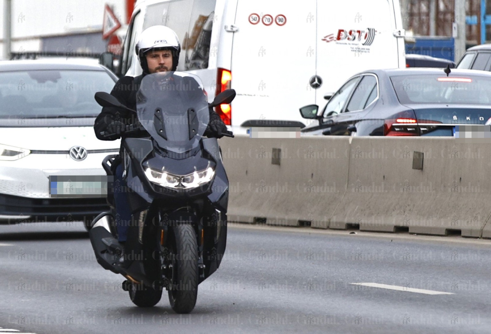 Rareș Hopincă, prefectul Capitalei, „fentează” traficul cu scuterul