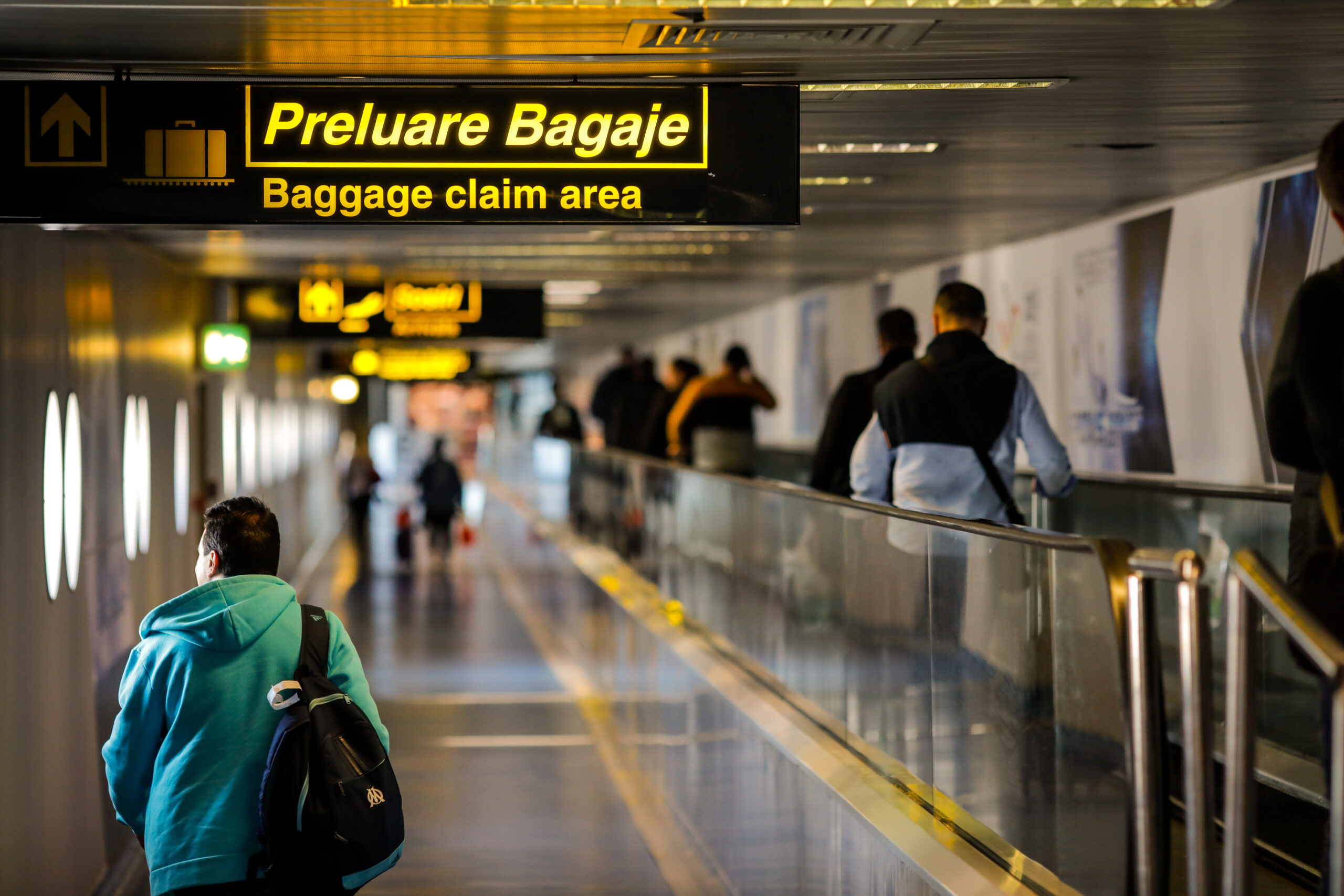 Român prins cu 200.000 de euro în bagajul de cală, la Otopeni. Bărbatul venea din Spania