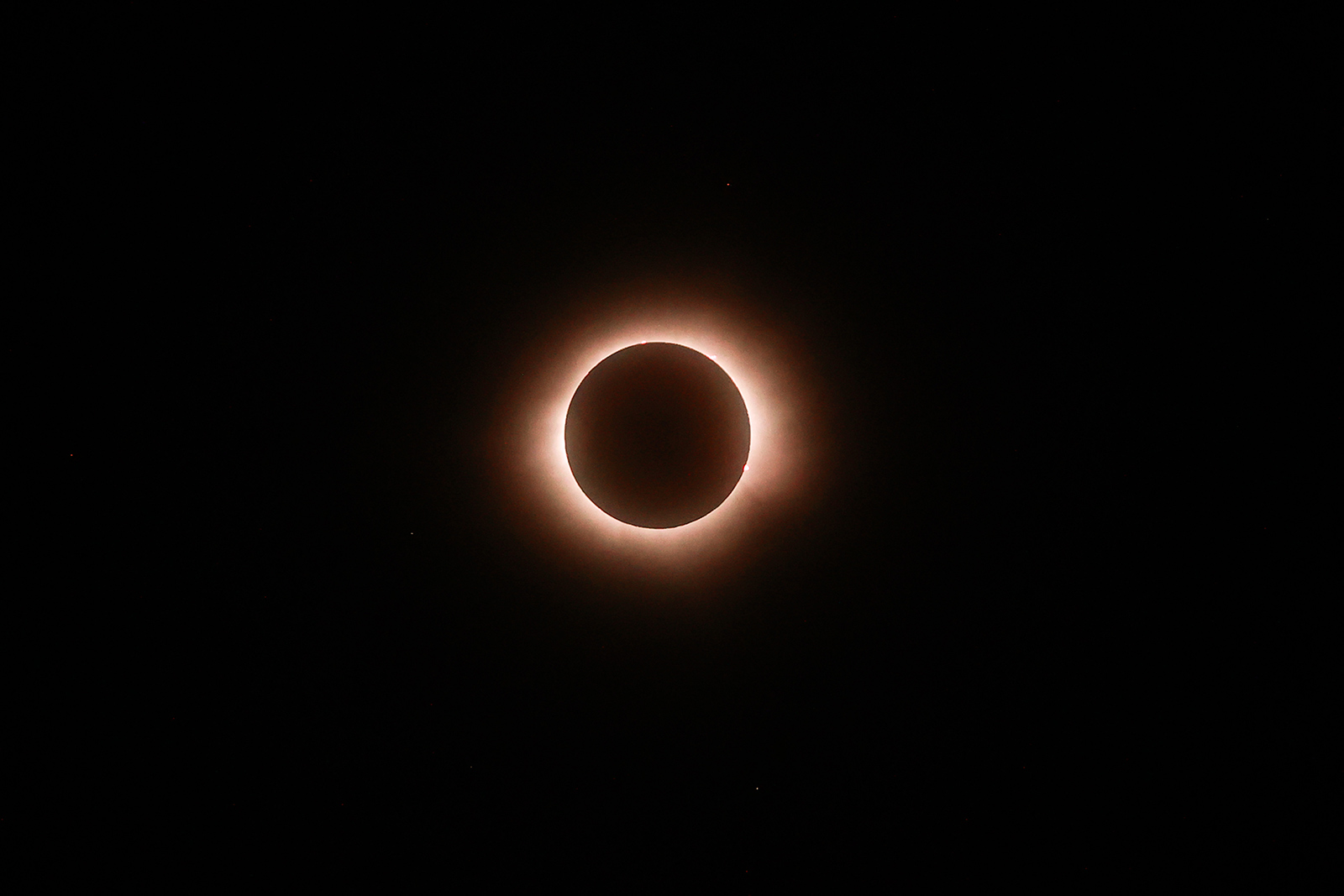 Eclipsa totală de Soare a fost vizibilă ieri în SUA