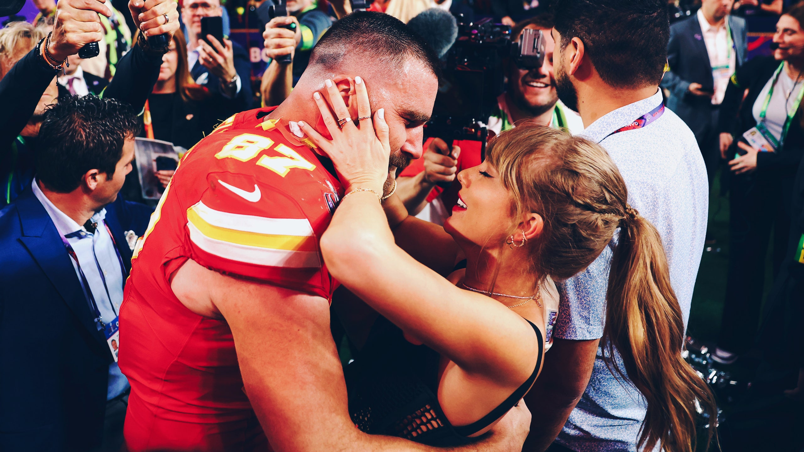 Taylor și Travis Kelce au fost surprinși în Las Vegas Strip