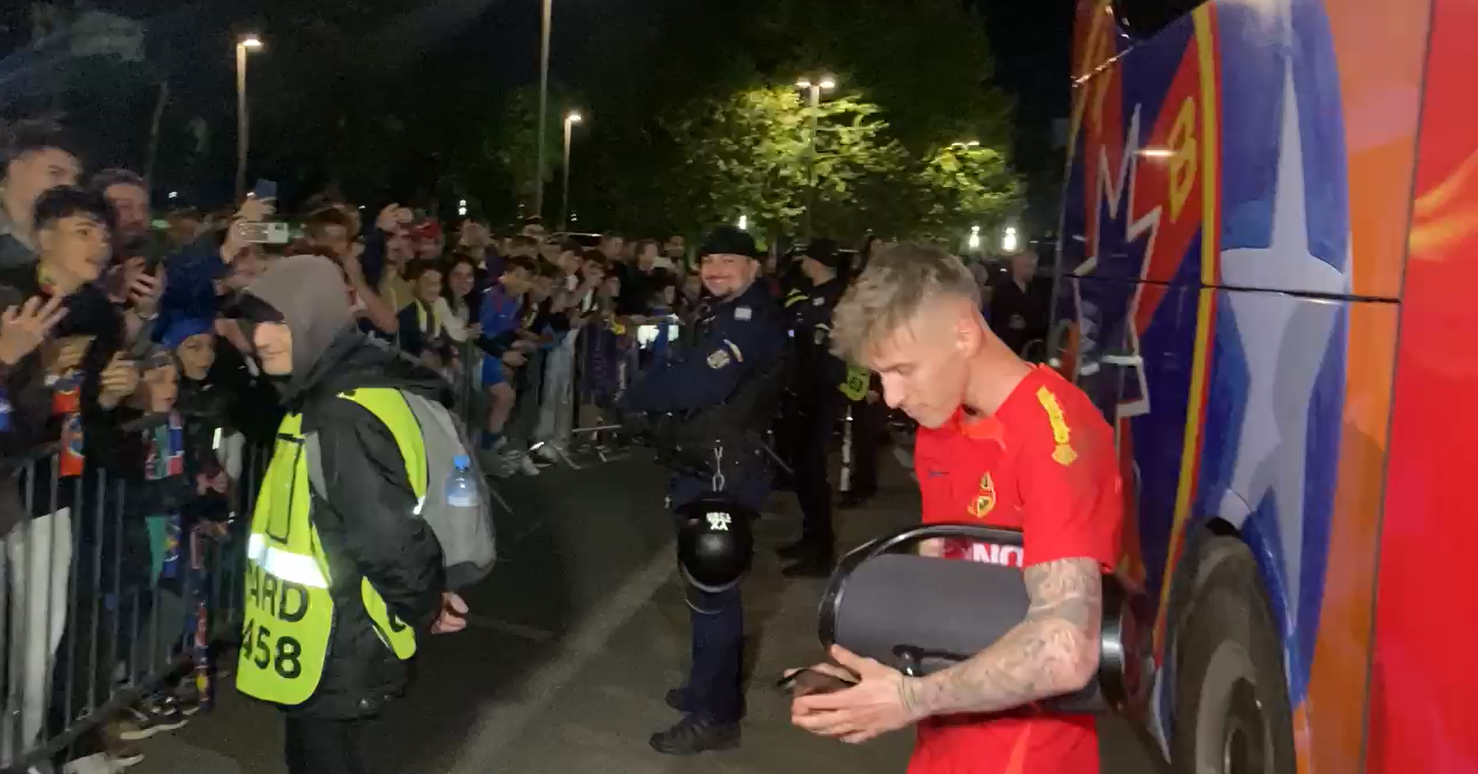 Tavi Popescu a ieșit cu boxa după el, a făcut poze cu fanii și a cântat cât l-au ținut plămânii o manea, cu dedicație, probabil, pentru Gigi Becali