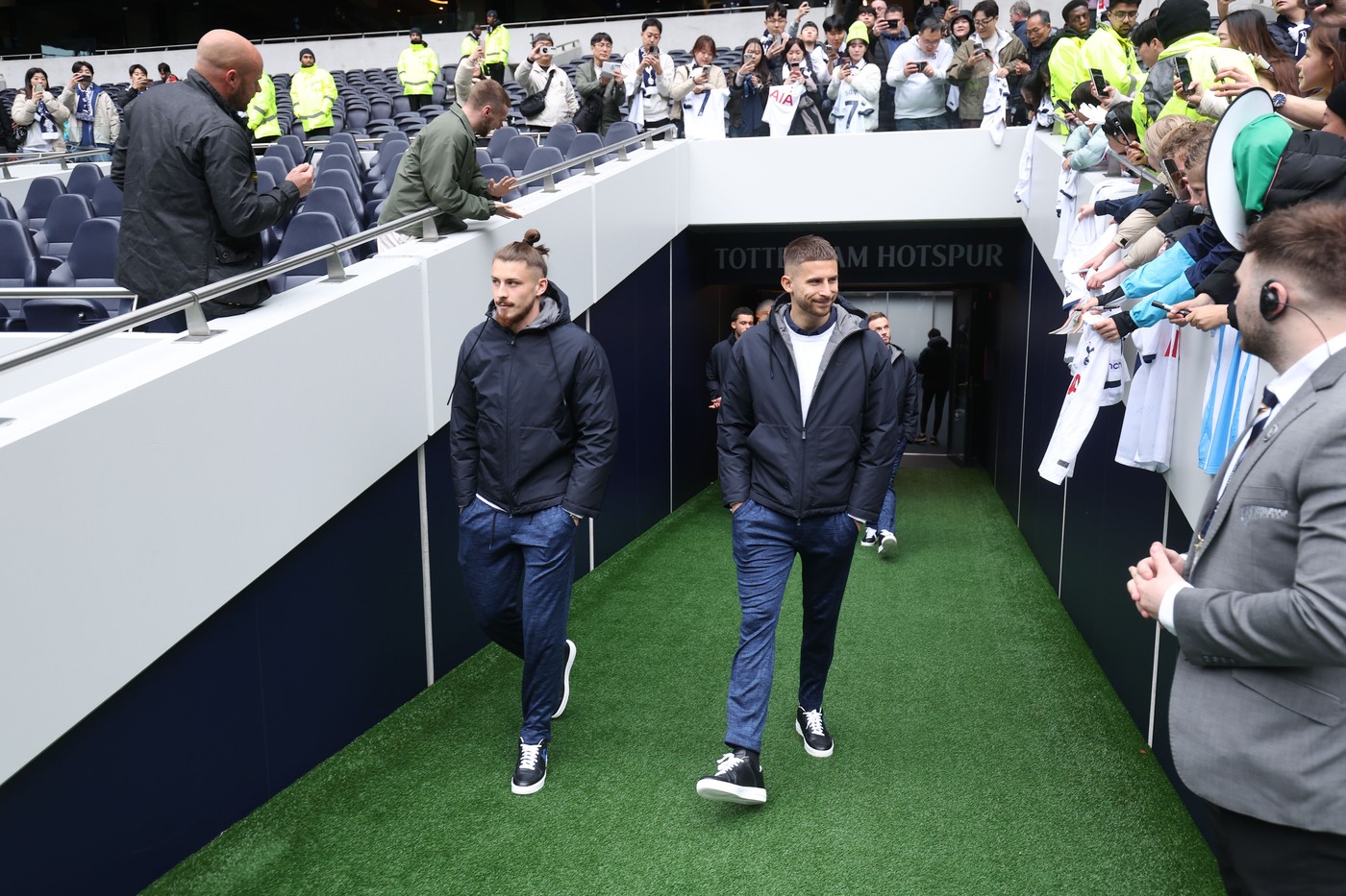 Karma l-a lovit crunt pe Ange Postecoglou, după ce l-a ținut din nou pe bară pe Radu Drăgușin