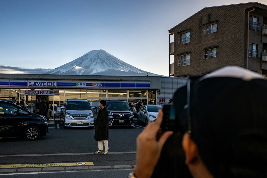 Un oraș japonez împiedică fotografiile turiștilor cu Muntele Fuji