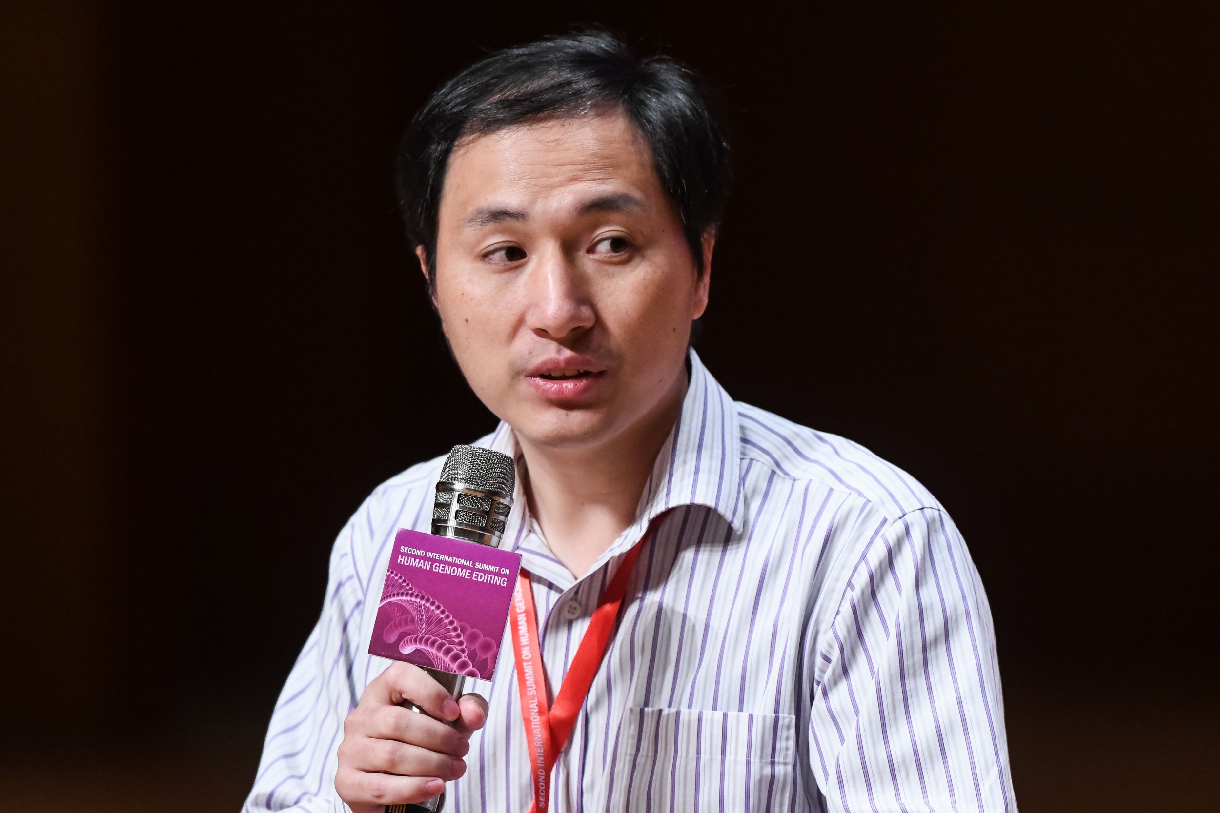 He Jiankui, care a editat genetic embrioni, s-a întors în laborator